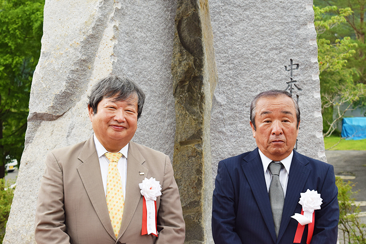 中本利夫氏の顕彰碑建立 ウッドワン発展の功績たたえる